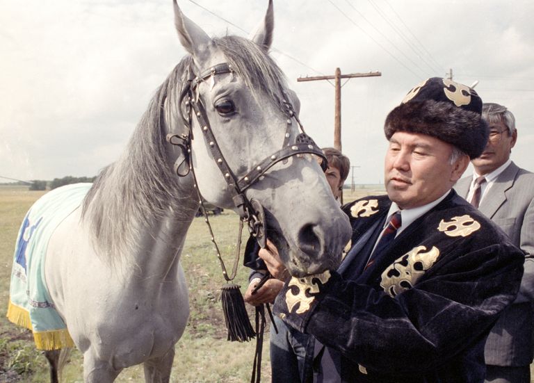 Nazarbajev hobusega Kasahstani põhjaosas.