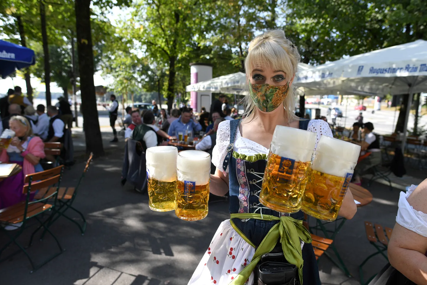 Oktoberfesti ettekandja kannab kohustuslikku maski.