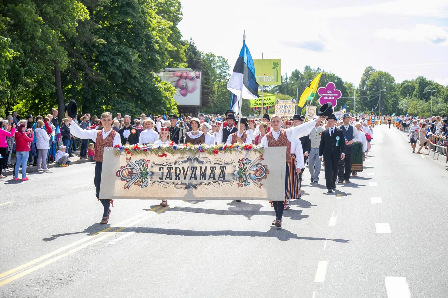 Järvalased XXVII laulu- ja XX tantsupeo «Minu arm» rongkäigus