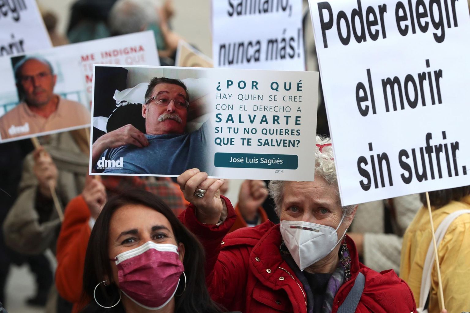 Eutanaasia toetajad plakatitega Hispaania parlamendi ees.
