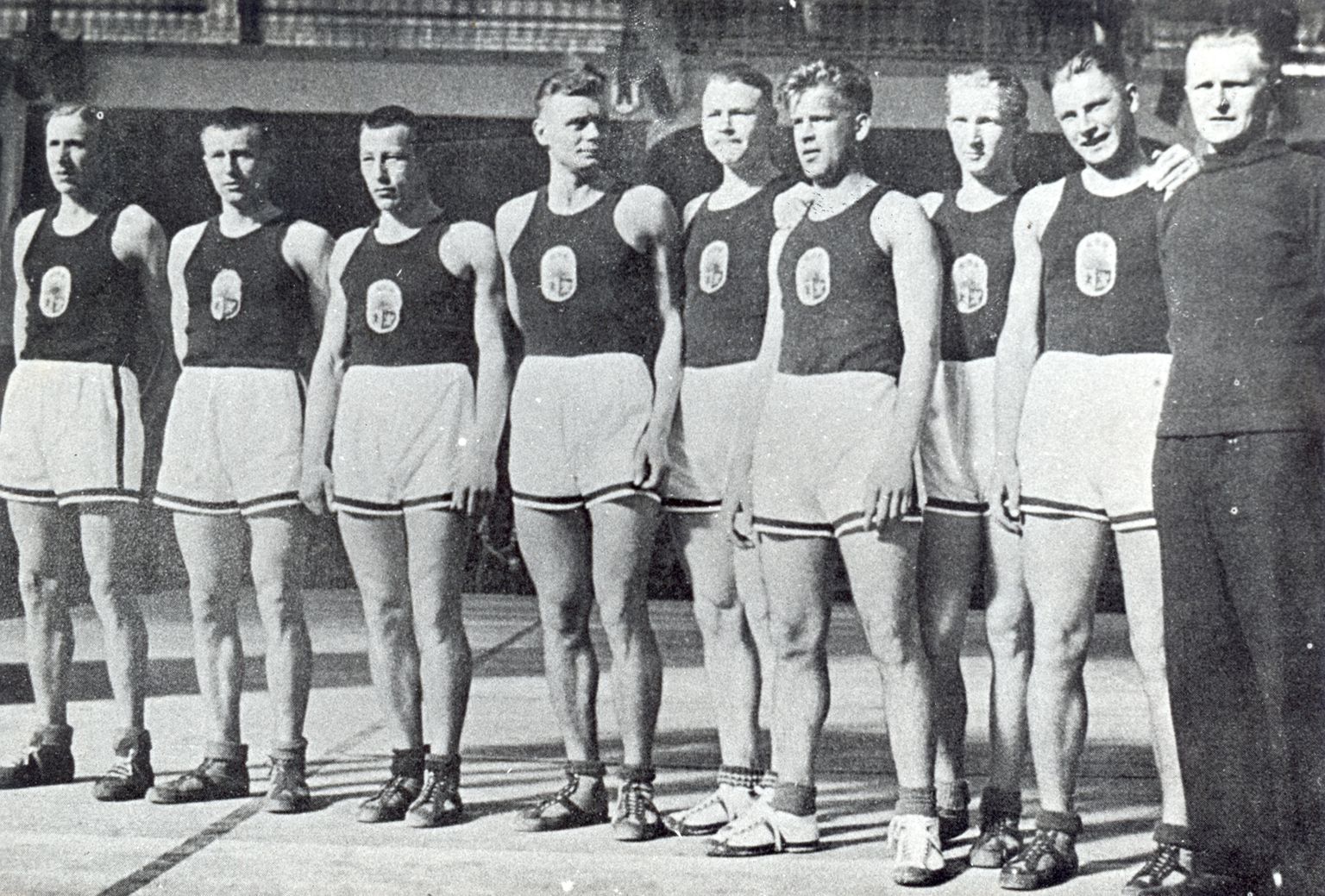 No kreisās: Mārtiņš Grundmanis, Džems Raudziņš, Aleksejs Anufrijevs, Rūdolfs Jurciņš, Visvaldis Melderis, Jānis Lidmanis, Herberts Gubiņš, Eduards Andersons, Valdemārs Baumanis.