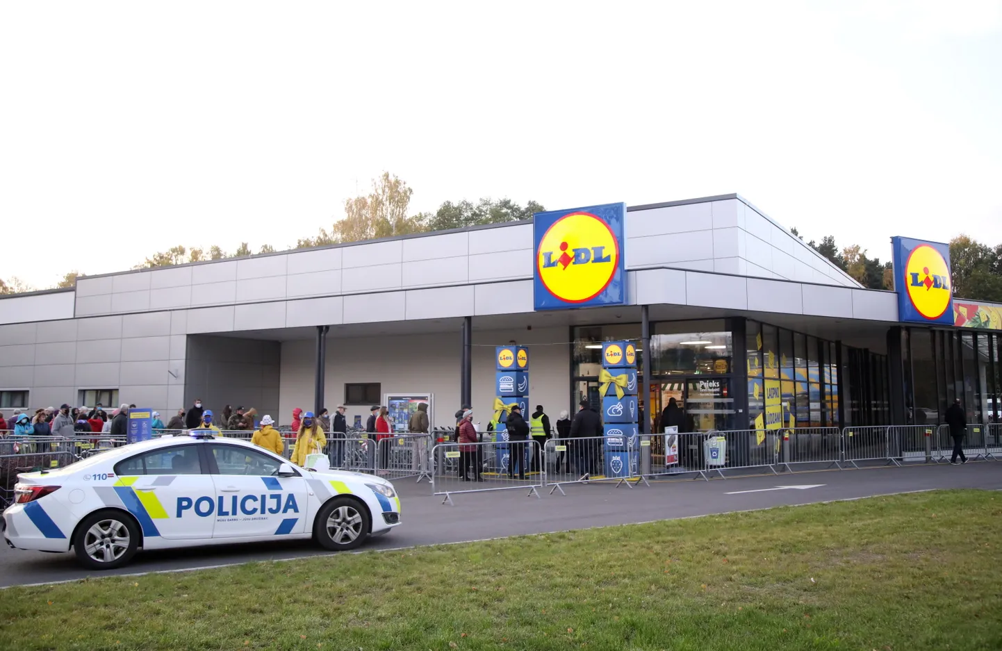 Cilvēku rinda pie "Lidl" veikala pēc oficiālās atklāšanas Anniņmuižas bulvārī.