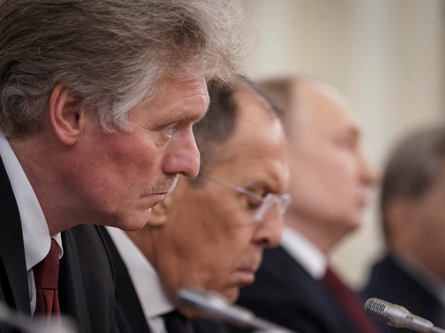 Дмитри Песков, Сергей Лавров и Владимир Путин без улыбок смотрят не на запад, а на восток. Переговоры в Казахстане, ноябрь 2023 года.