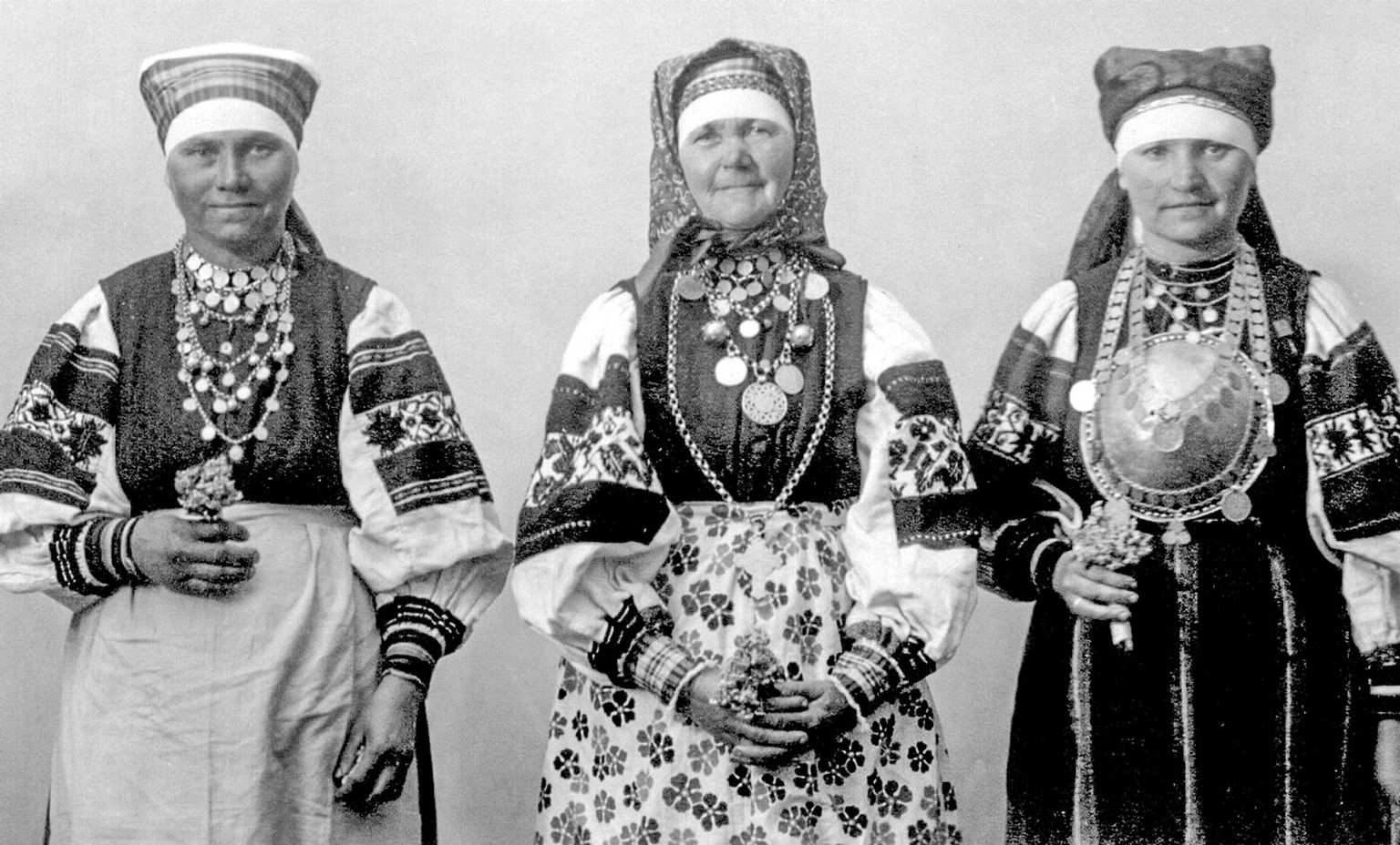 Anne Vabarna (keskel) kaaslauljatega heliplaadistamisel Tallinnas 1936. a. Foto: P. Parikas. ERA, Foto 829.