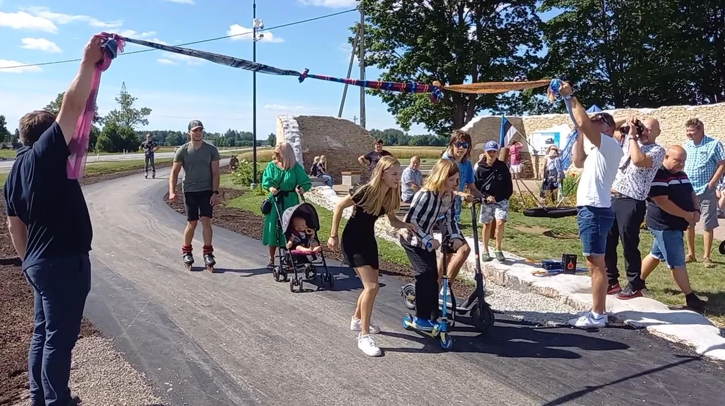Jõetaguse − Rajaküla jalg- ja rattatee avati jalgsi ja kõiksugustel ratastel liikujatele juuli viimasel päeval.