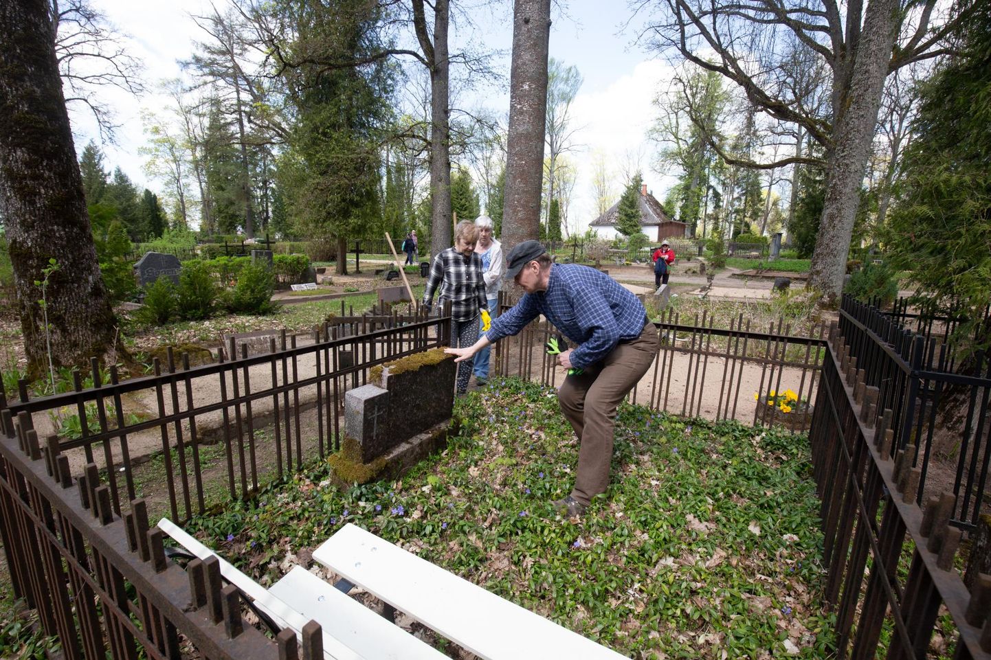 Muinsuskaitsjad kutsuvad Viljandi Vanale kalmistule hauatähiseid korrastama.