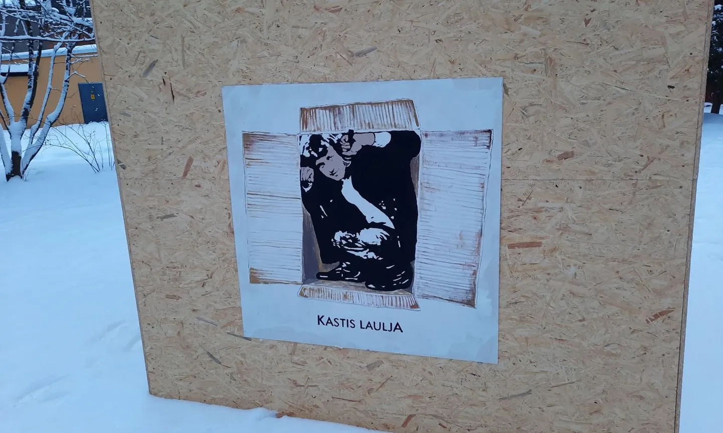 Ночью на ящике, в который был спрятан скандальный памятник Яаку Йоале, появилась картинка с надписью: певец в ящике.