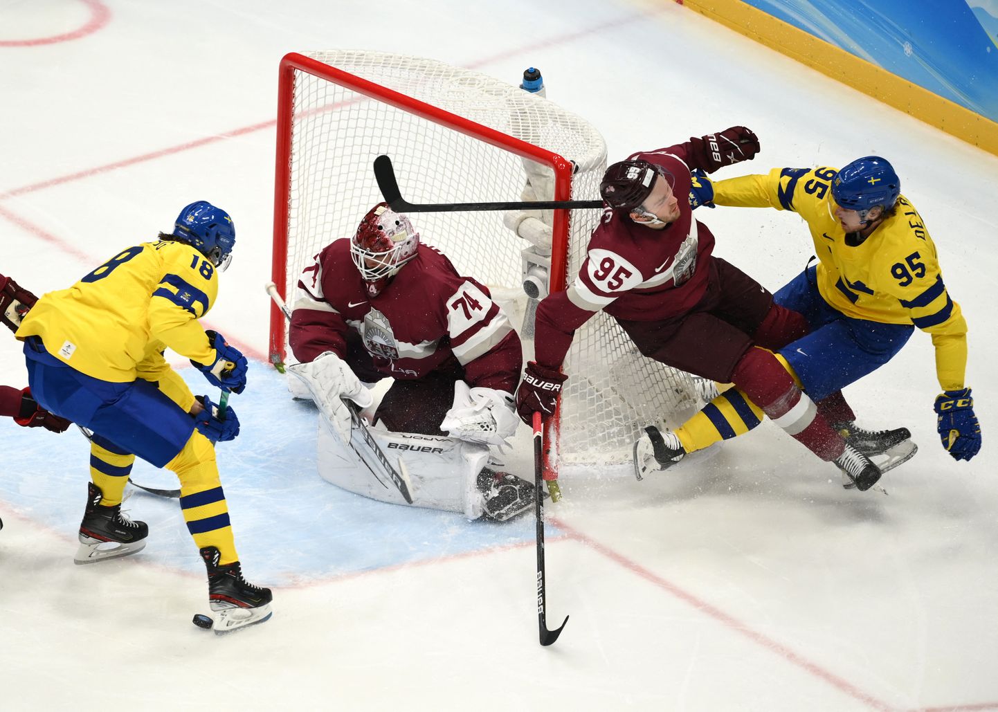Хоккей матчи тура. Швеция Латвия хоккей. Шайба для хоккея. Сборная Швеции по хоккею. Германия Швеция хоккей.
