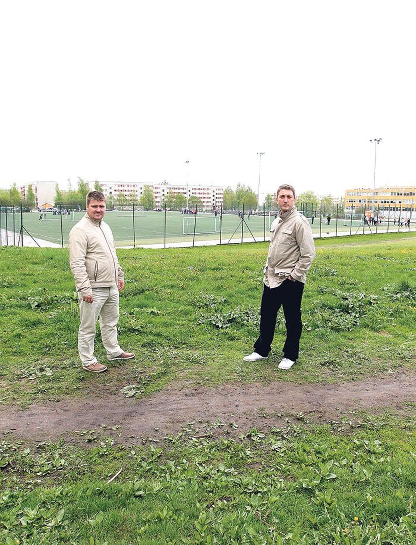 FC Santose president Meelis Eelmäe (vasakult) ja noortetöö koordinaator Hendrik Toots seisavad kohas, kust algab uus jalgpalliväljakute kompleks.