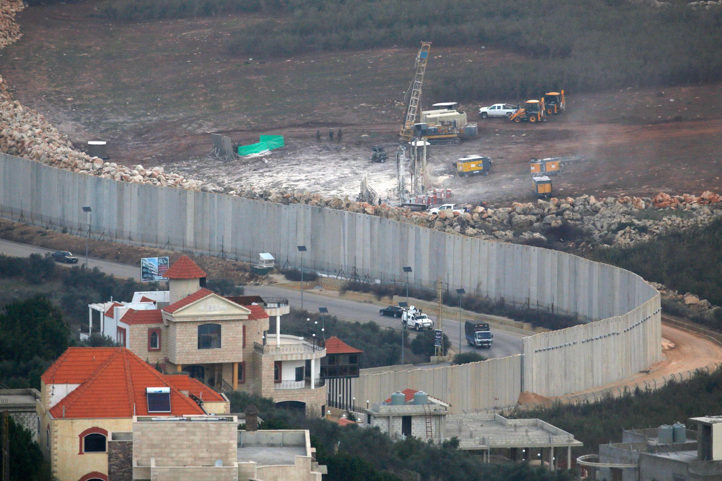 Iisraeli üksused tegutsemas täna riiki Liibanonist eraldava piiritara juures Misgav Ami linna lähistel, et hävitada väidetavaid Hizbollah' ründetunneleid.