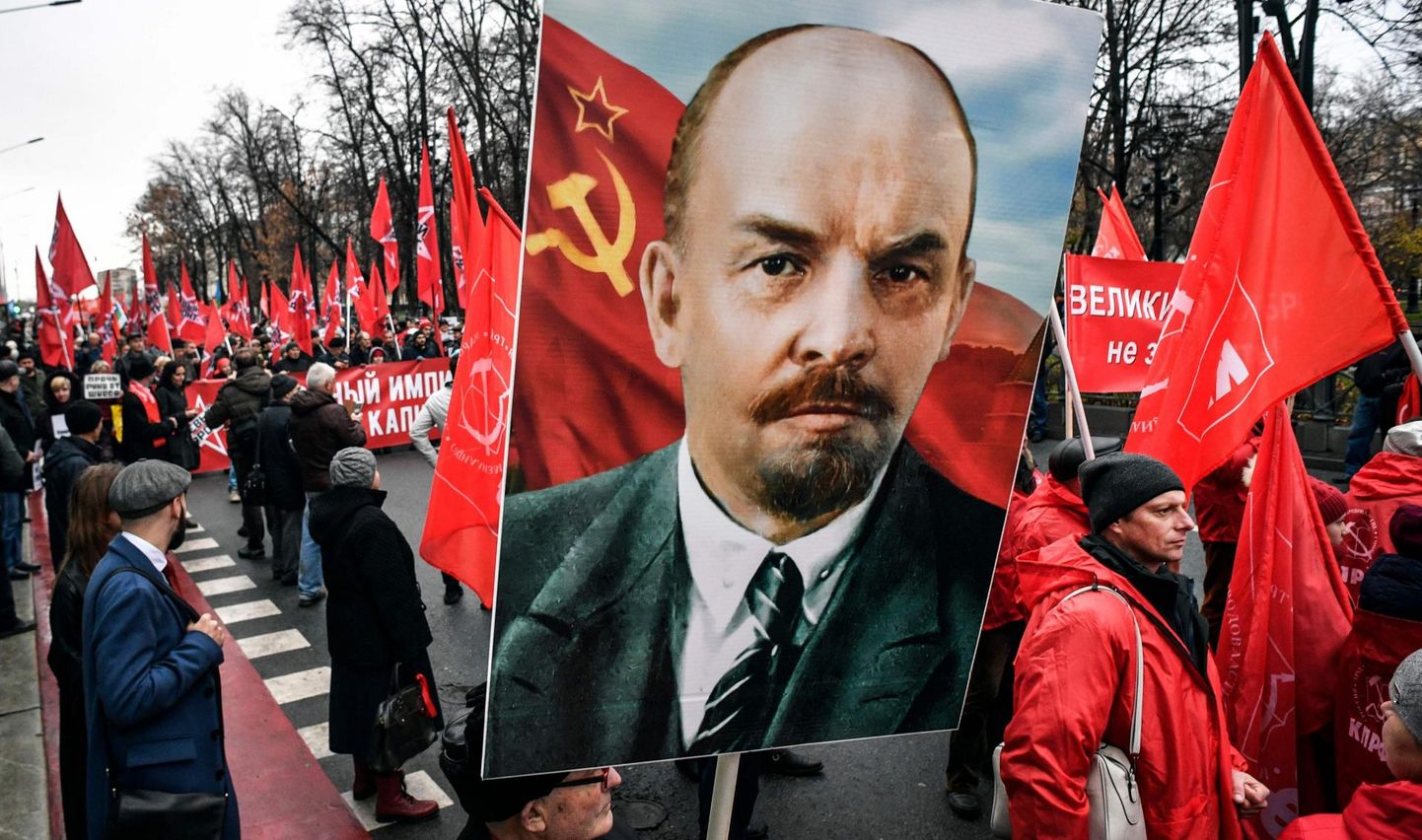 Сторонники КПРФ маршируют по Красной площади 7 ноября 2019 года.