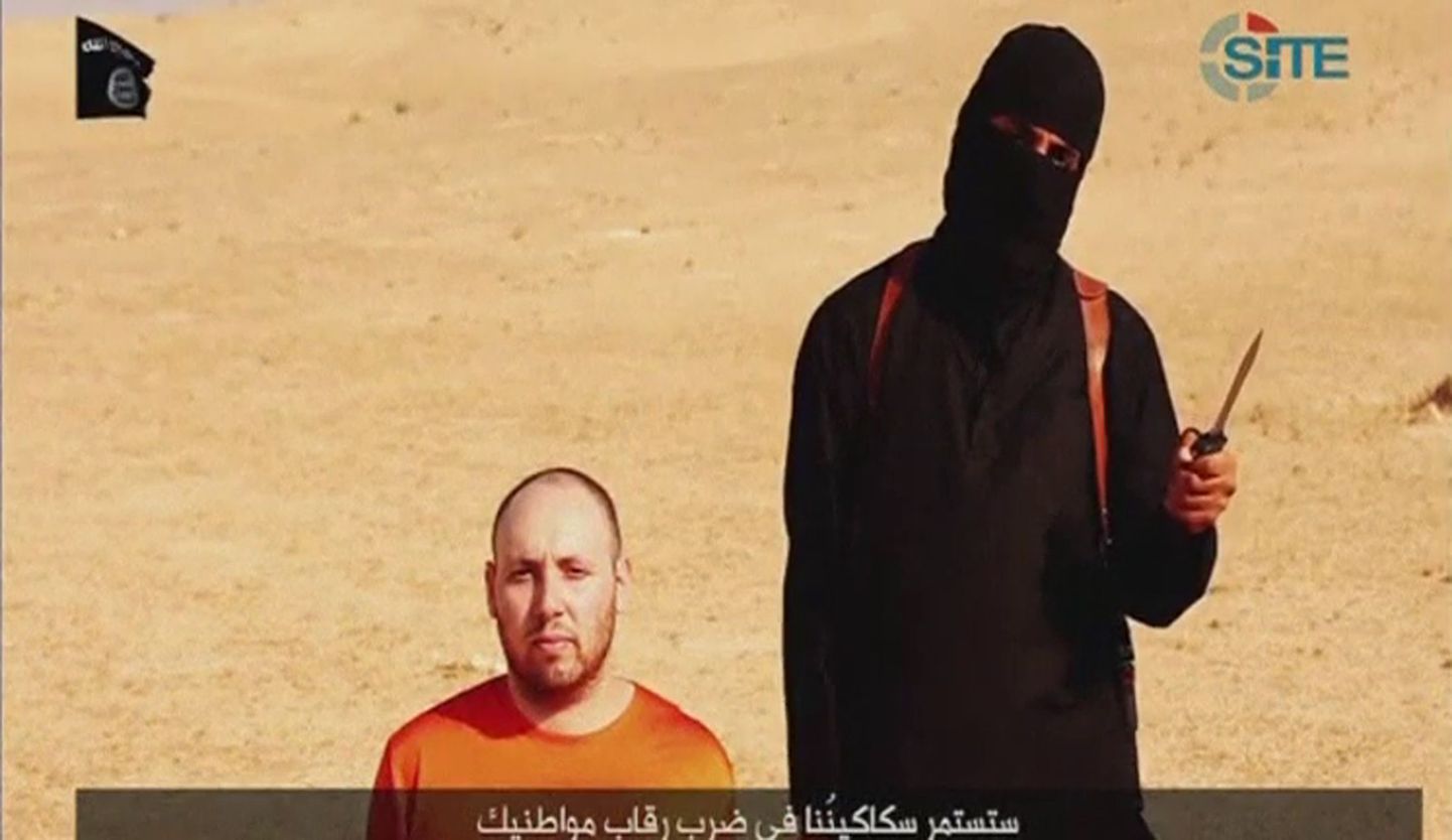 Kaader videost, millel on näha USA ajakirjanikku Steven Sotloffi ja Islamiriigi pühaõdalast