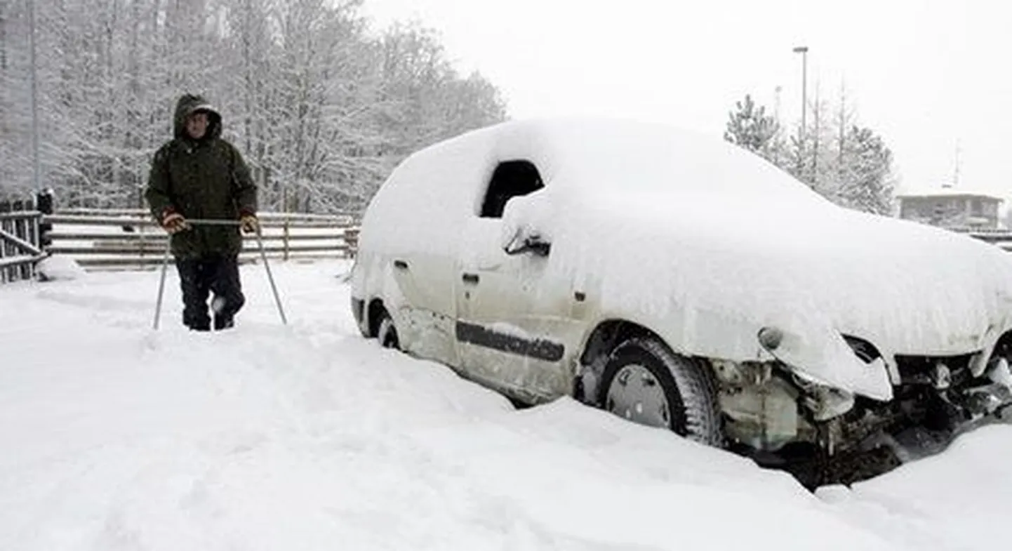 Пьяный водитель превратил машину и забор в хлам.