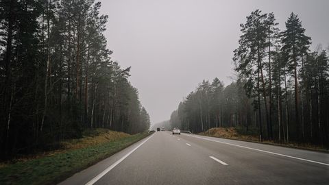 Alūksnē braukšanu vietām apgrūtina sniegs