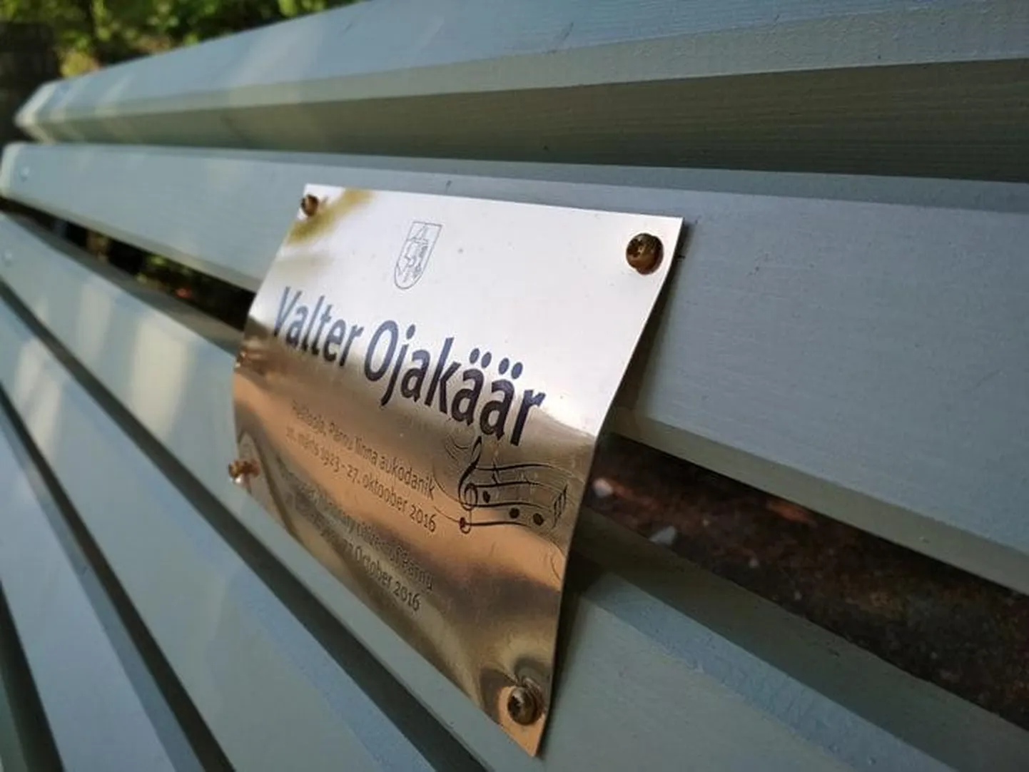 Kellegi kuri käsi on käinud juuni keskel Pärnu kesklinna Lastepargis avatud, Valter Ojakäärule pühendatud mälestuspingi kallal ja kangutanud kõveraks pingile kinnitatud metallsildi.