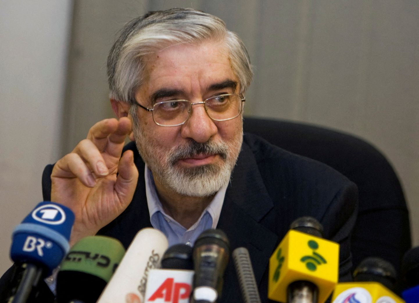 Iraani opositsiooniliider Mir Hossein Mousavi. Foto on tehtud 2009. aasta 12. juunil Teheranis.