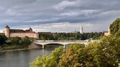 Eestis tegutsev Vene ettevõtja ei pääsenud sõdurite fotode pärast üle Narva piiri