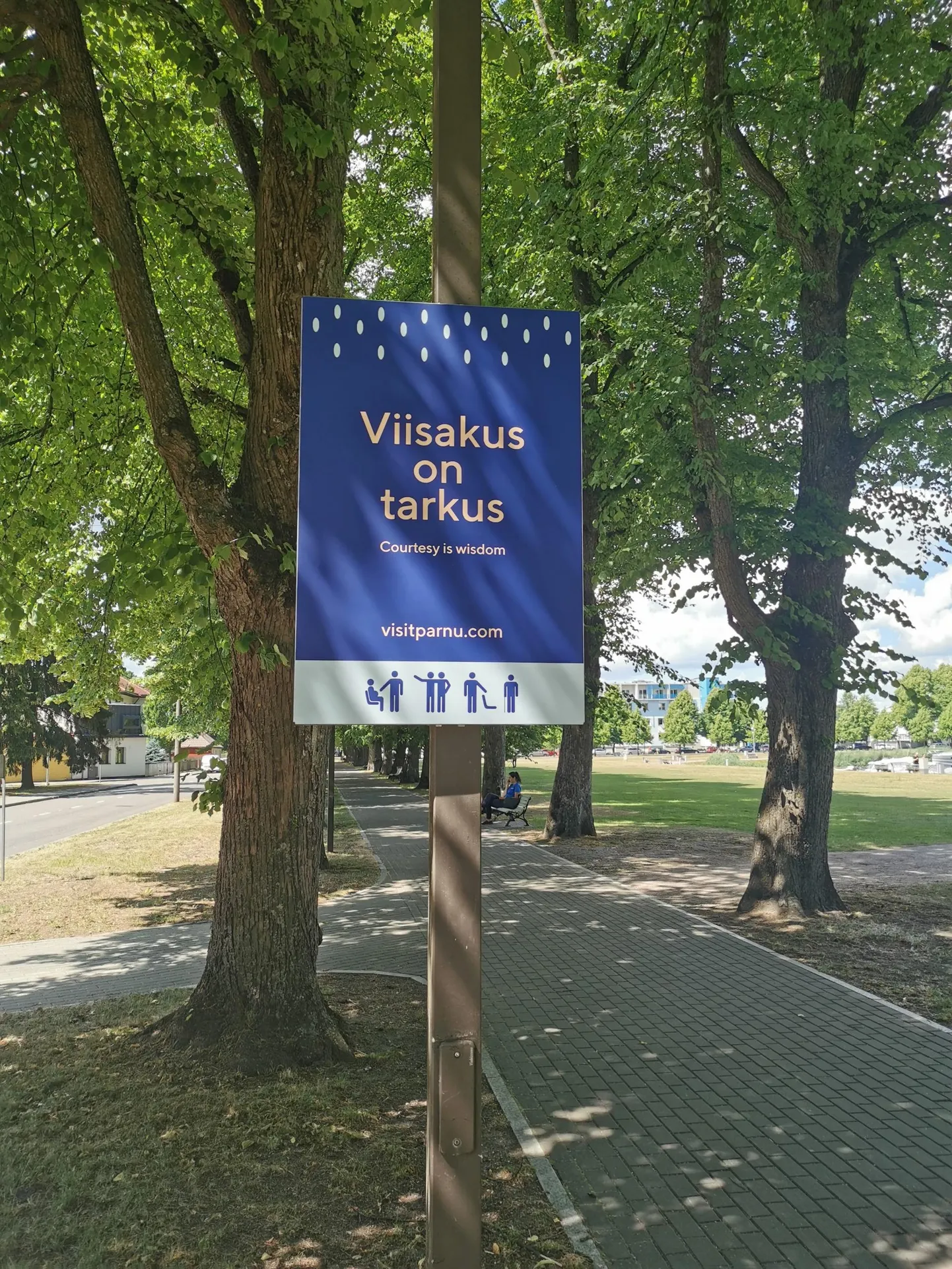 Pärnu parkidesse ja kergliiklusteede äärde paigaldatakse uued viisakussildid.