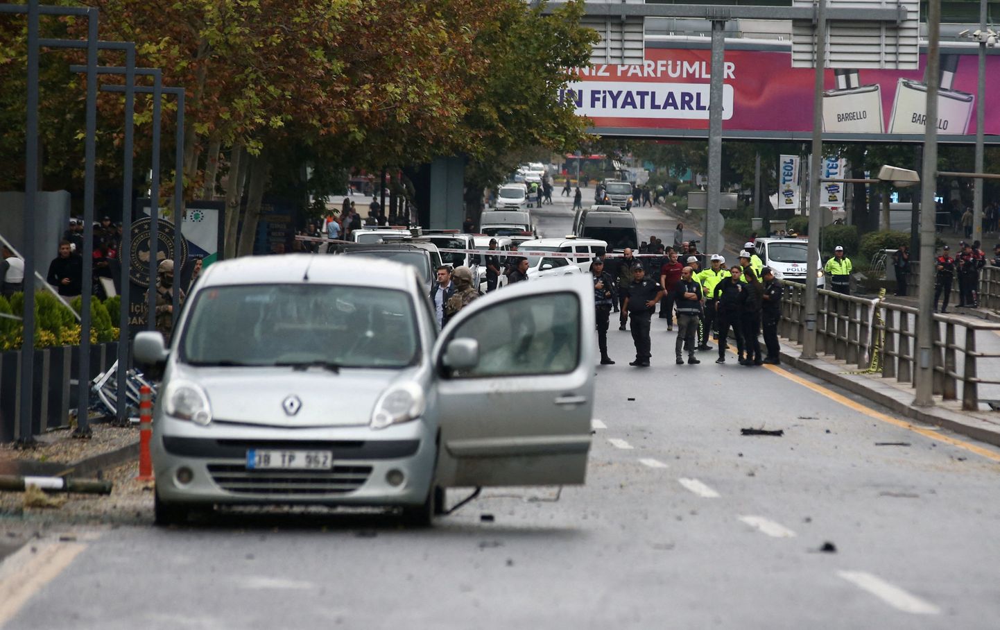 Julgeolekujõud pealinnas Ankaras siseministeeriumi ees, kus kärgatas plahvatus.