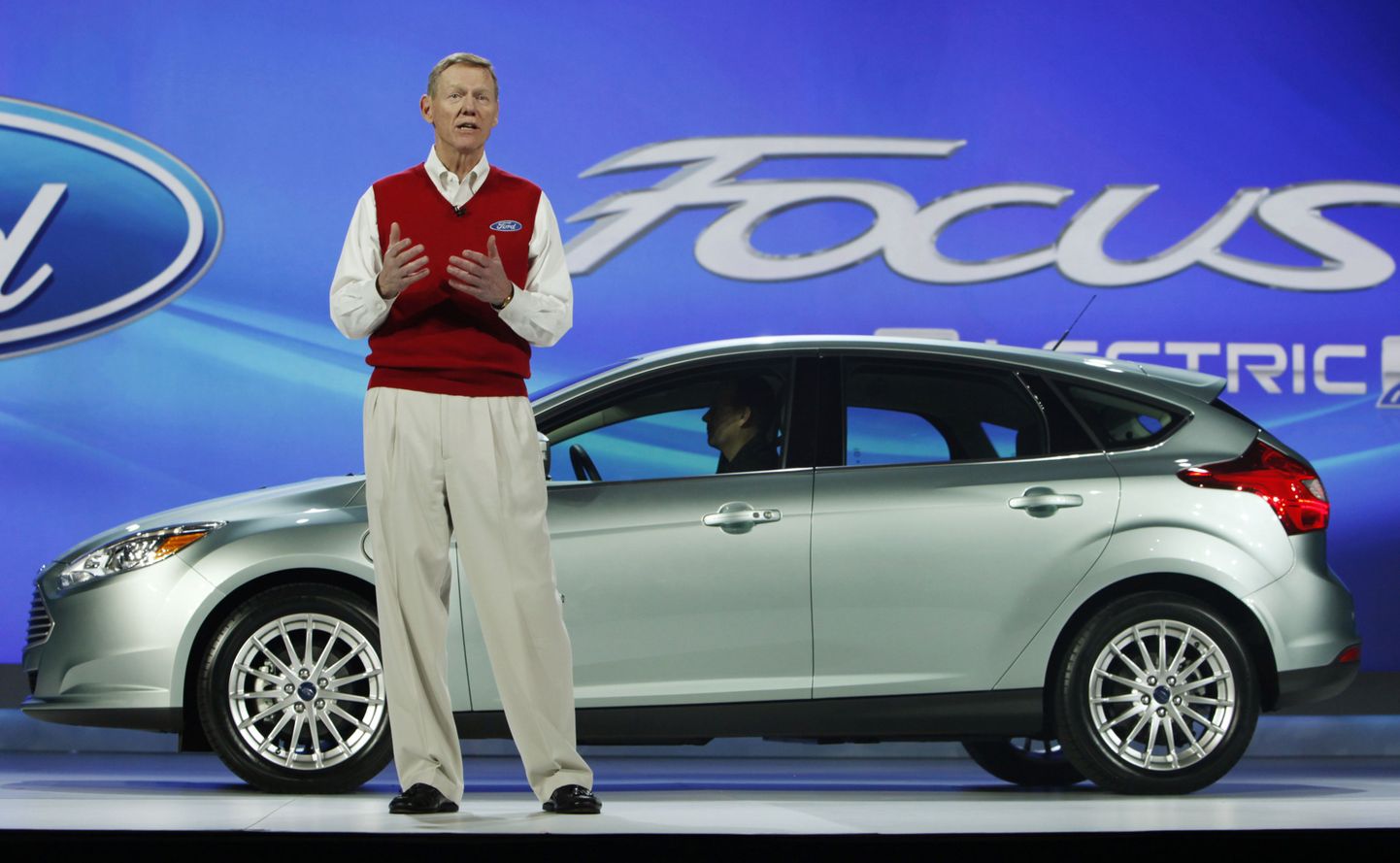 Ford Motori juhatuse esimees Alan Mulally 7.jaanuaril Las Vegase tarbijaelektroonika šõul Ford Focuse elektriutot esitlemas.