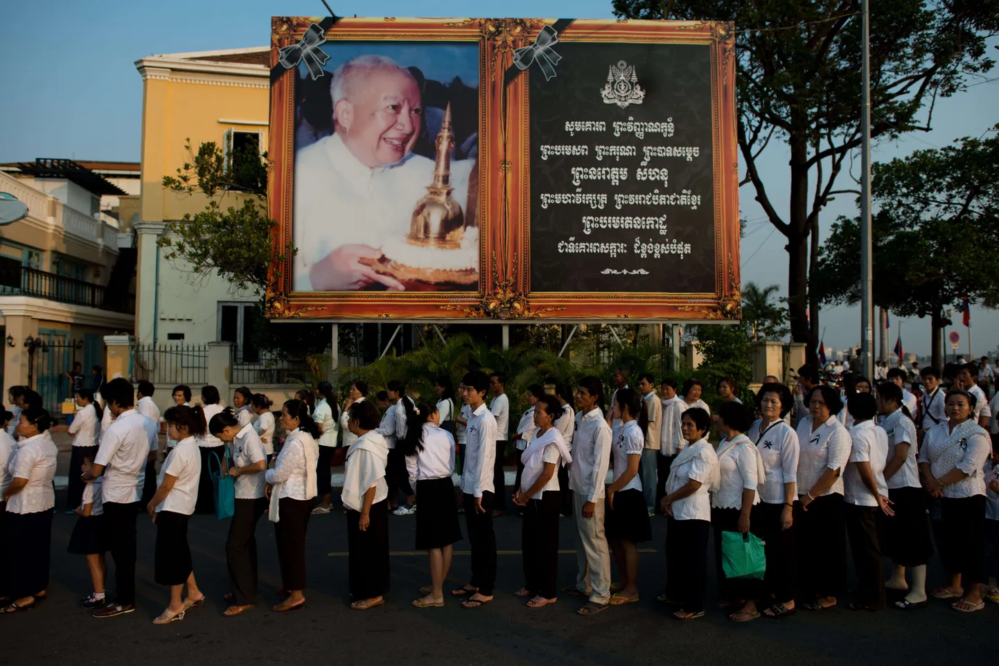 Tundanded kambodžalased täna krematooriumijärjekorras seismas, hoone sees saab näha endise kuninga Norodom Sihanouki sarka.