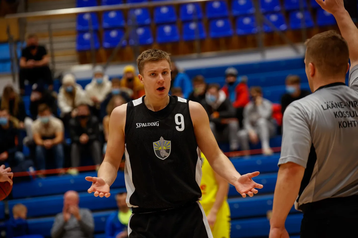 1JVBr juhib turniiritabelit võitude arvu poolest, pildil meeskonna mängija Janari Alavere (nr 9) kohtuniku otsuses kahtlemas.