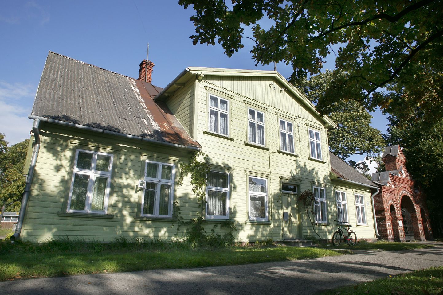 Poleemikat tekitanud maja Pärnus Riia maanteel, mille ühte korterisse on sisse kirjutatud kahe konkureeriva valimisliidu esinumbrid.