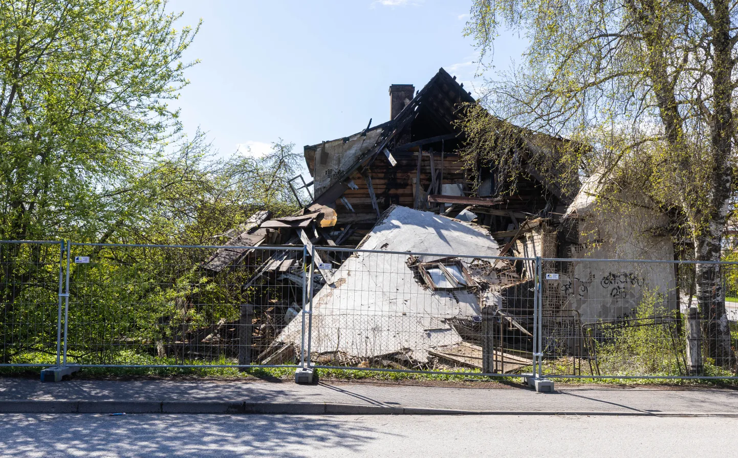 Võru tänaval esmaspäeva õhtul põlenud mahajäetud maja jäi küll püsti, kuid selle katus kukkus osaliselt sisse.
Foto Sille Annuk, Tartu Postimees
