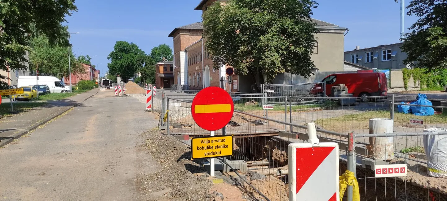 Kui muidu seisis liiklusmärk, mis lubab edasi sõita vaid kohalikel elanikel, täpselt pildil paremal pool asuva parkla sissesõidu ees, siis nüüdseks on märk liigutatud järgmise liivakuhja ette.