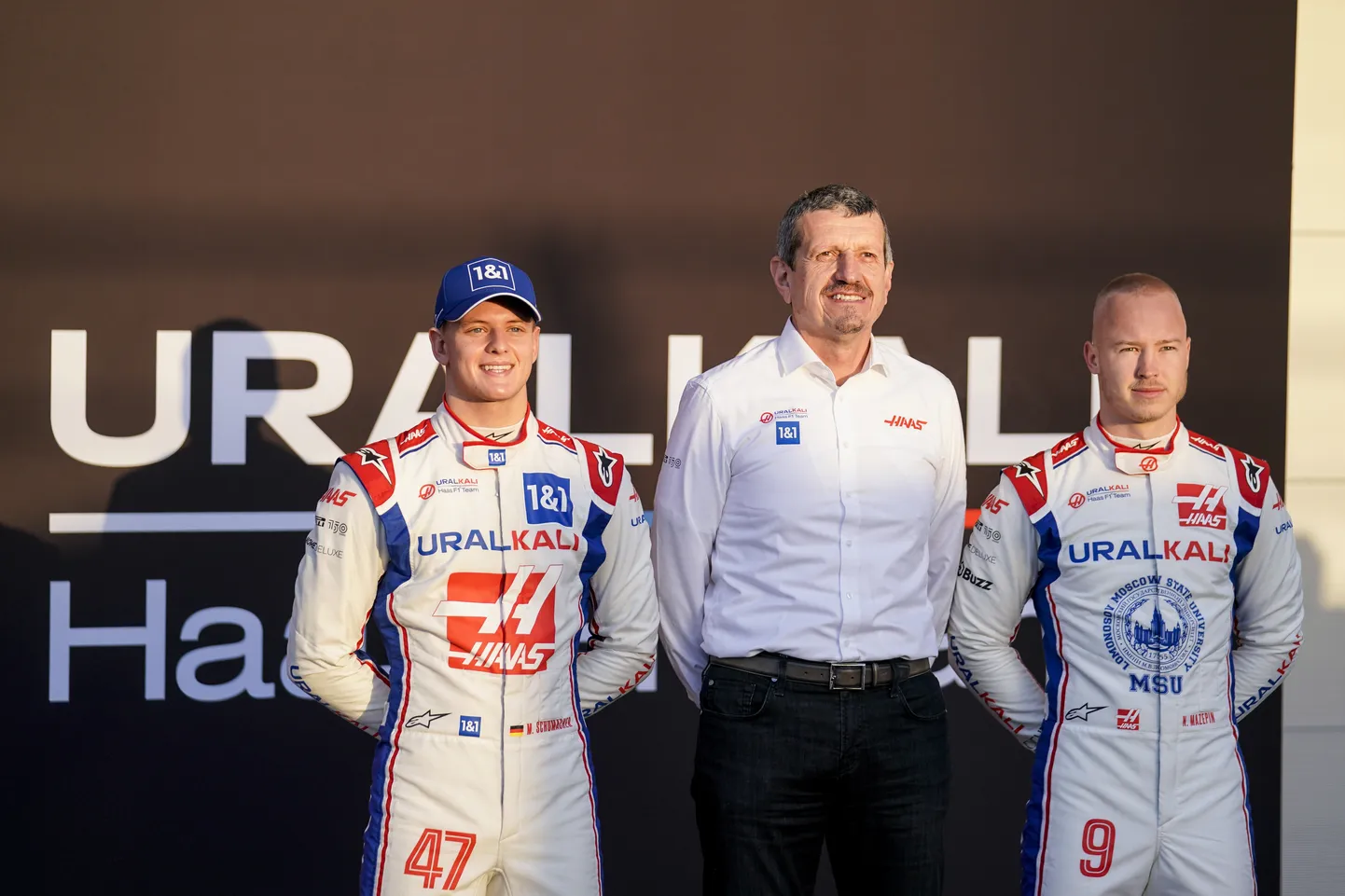 Günther Steiner (keskel) koos Nikita Mazepiniga (paremal).