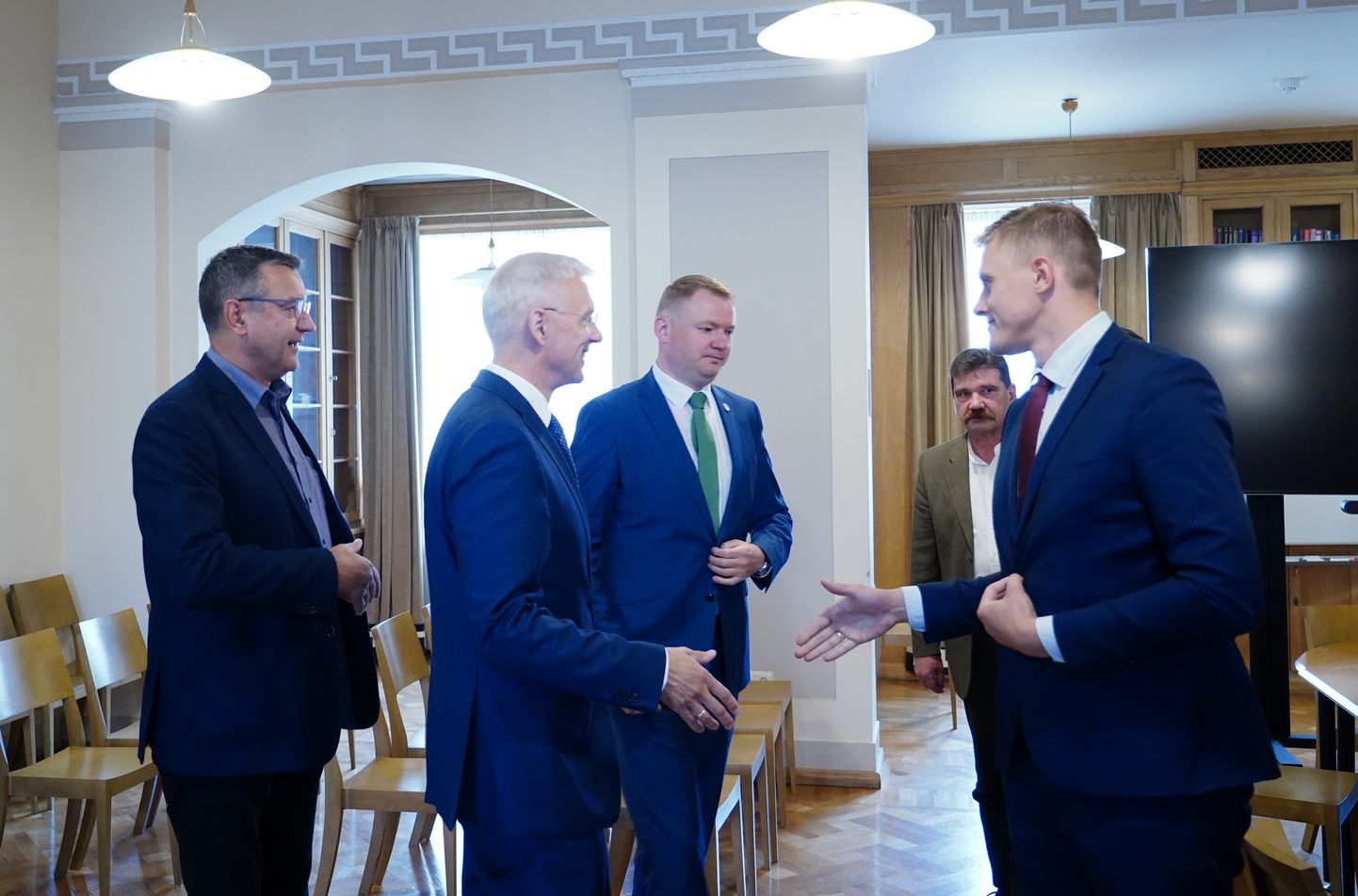 Partijas "Jaunā vienotība" pārstāvis, Saeimas deputāts Jānis Reirs (no kreisās), Ministru prezidents Krišjānis Kariņš, "Apvienotais saraksts" valdes līdzpriekšsēdētājs, Saeimas priekšsēdētājs Edvards Smiltēns, "Apvienotais saraksts" pārstāvis, Saeimas deputāts Ingmārs Līdaka un Nacionālās apvienības “Visu Latvijai!” – “Tēvzemei un Brīvībai/LNNK” pārstāvis, Saeimas deputāts Jānis Dombrava pirms tikšanās, kurā pārrunās valdības koalīcijas veidošanas gaitu.