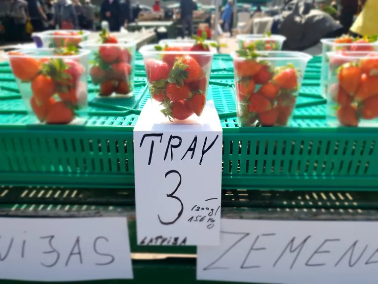 Первая местная клубника на Центральном рынке