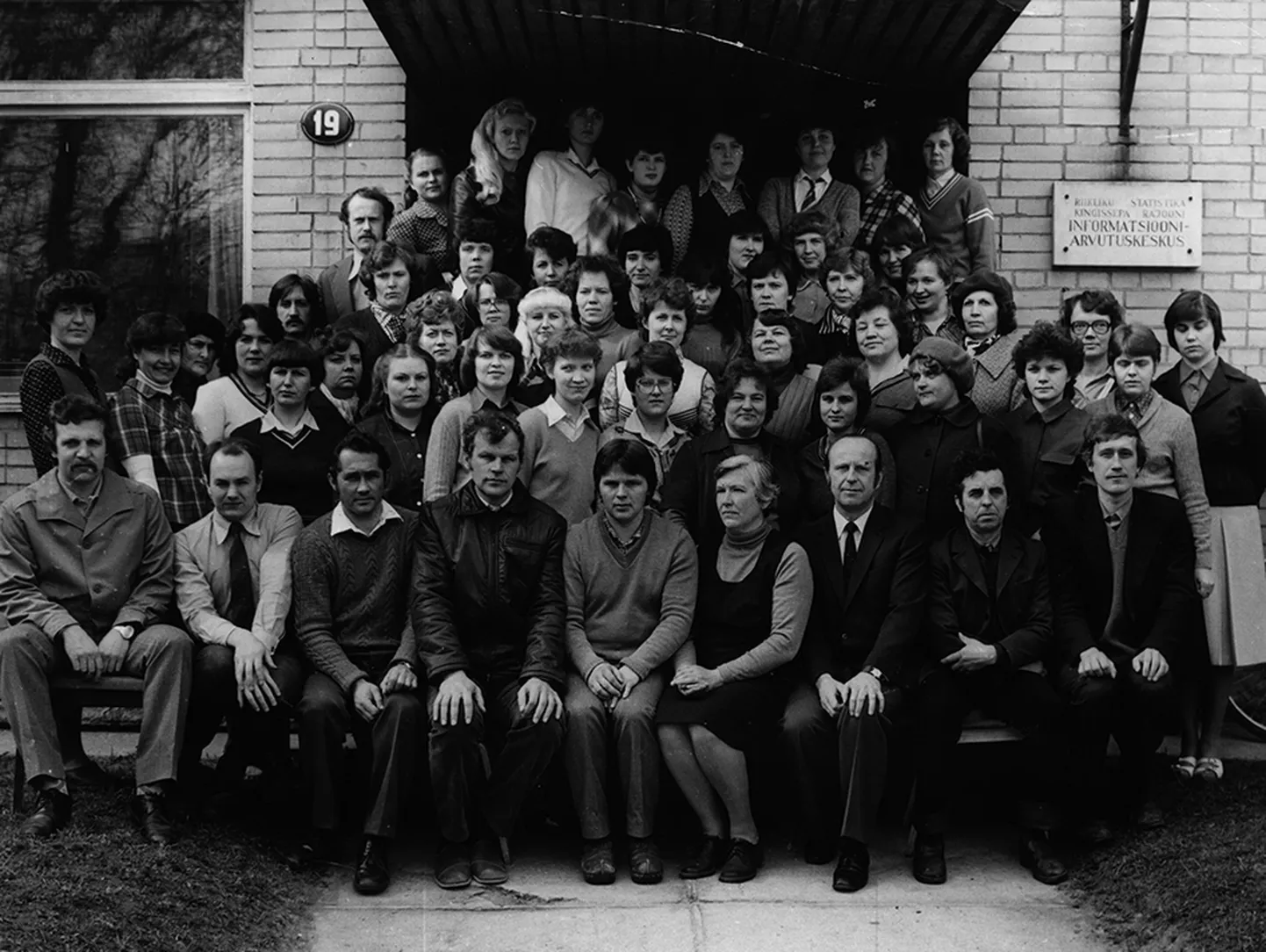 MAJAS LÄHEB KITSAKS: Lõviosa arvutusjaama töökast kollektiivist 4. mail 1983. aastal. Foto: erakogu