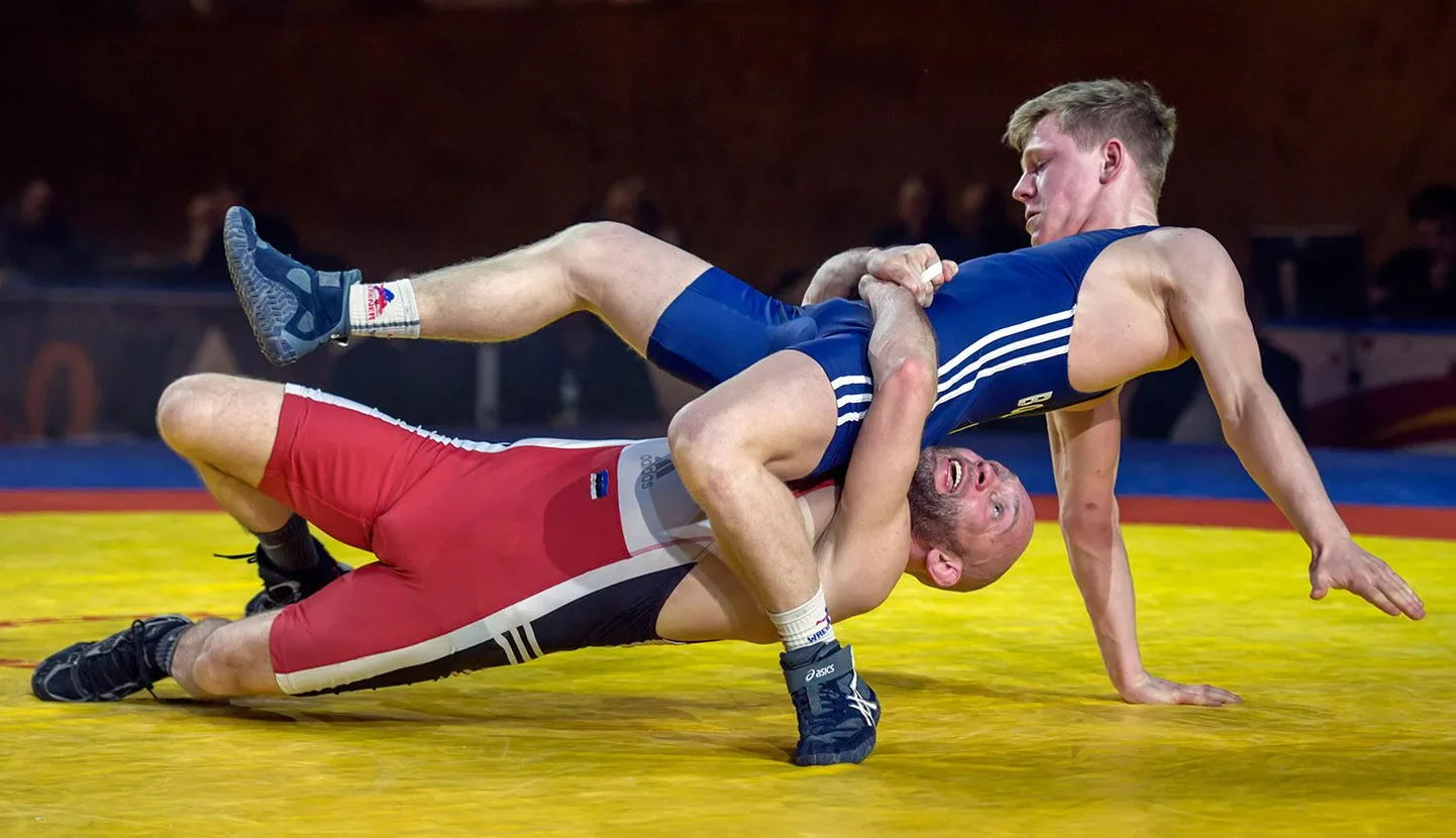Maadluse Eesti meistrivõistluste finaalid. Pildil võistluste peakorraldaja Kristjan Press kuni 66 kg kaalus vastamisi Denis Bolunoviga.