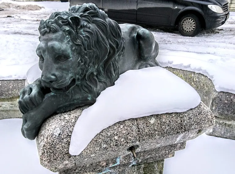 Maarjamäe lossi lõvi talvel