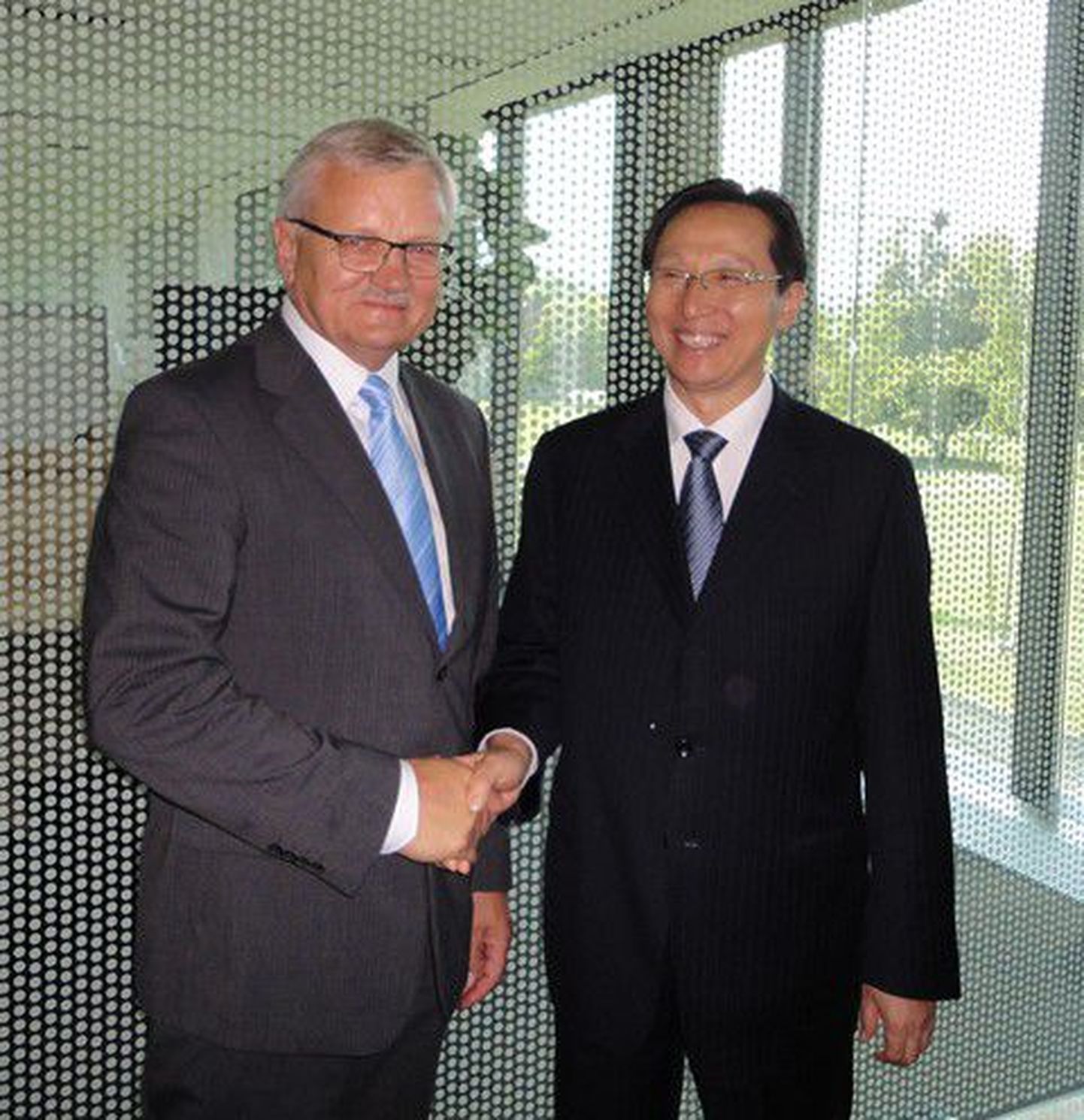 Maaeluminister Tarmo Tamm (vasakul) ja Hiina põllumajandusminister Han Changfu (paremal)