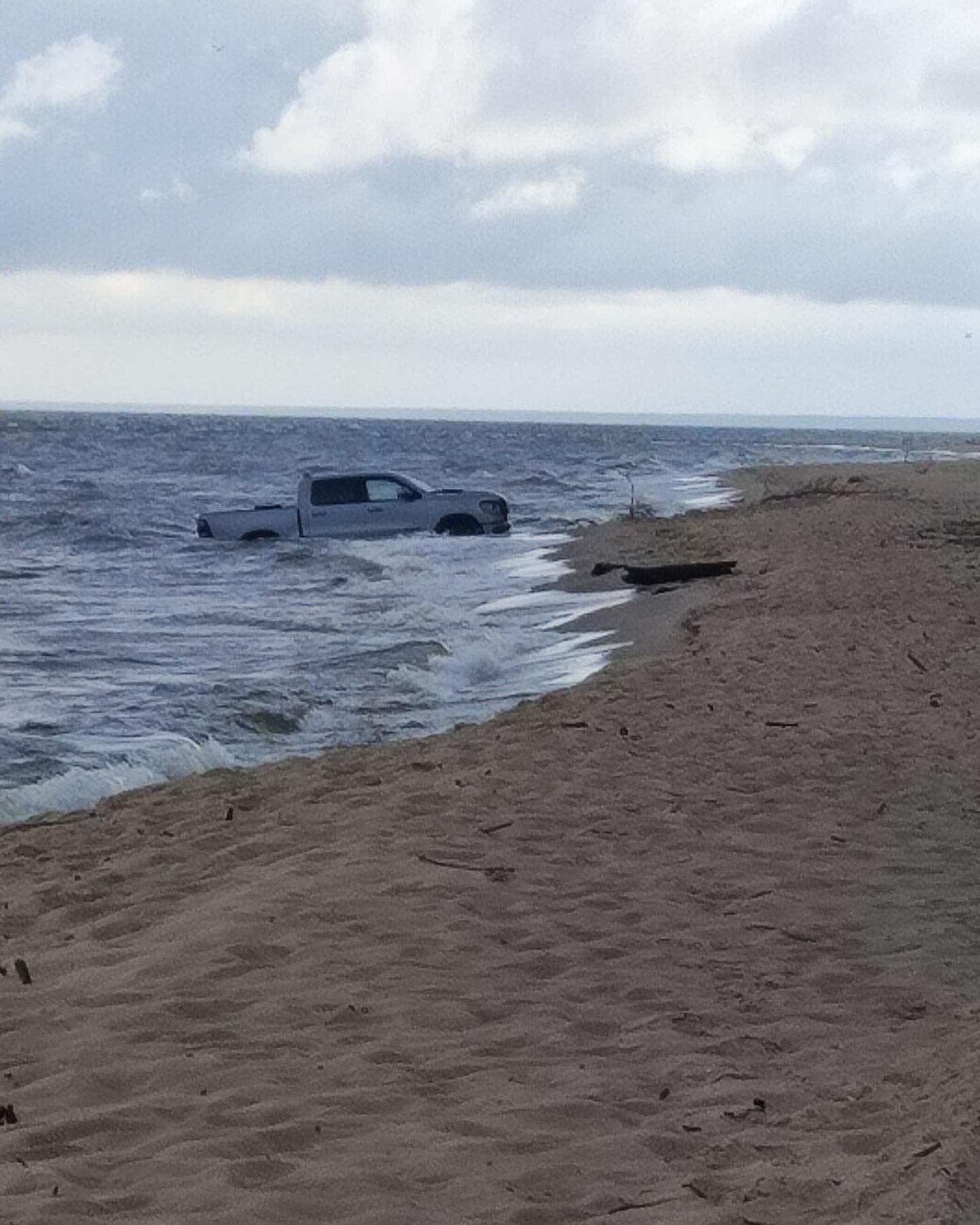 В море на пляже в Царникаве нашли автомобиль с белорусскими номерами