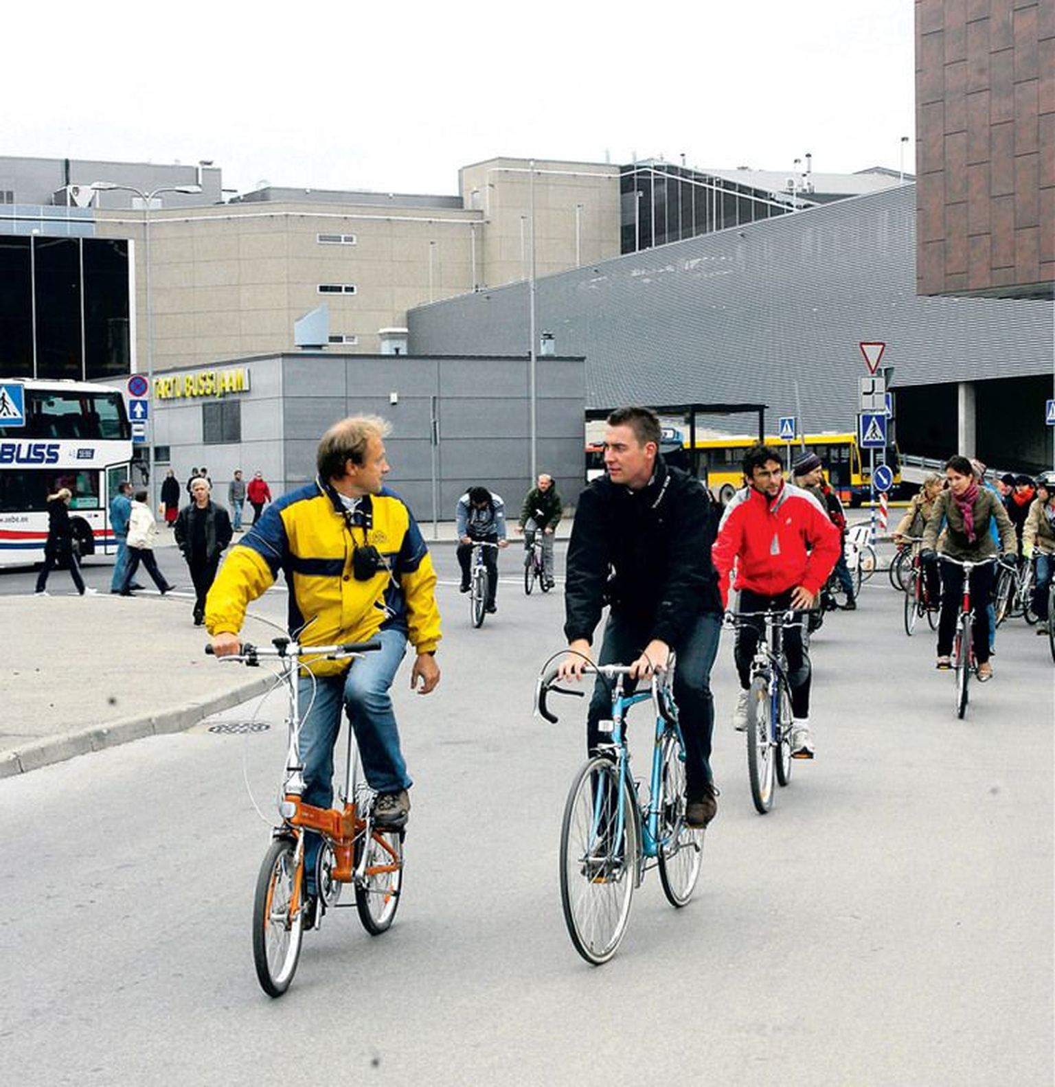 Jalgrattaklubi Vänta Aga president Rein Lepik (vasakul) ja belglane Tim Asperges startisid koos pea neljakümne ratturiga kahekümnest riigist läinud neljapäeval Dorpati hotelli juurest rattaretkele, et näha, millised on rattasõiduvõimalused Tartus. 
.