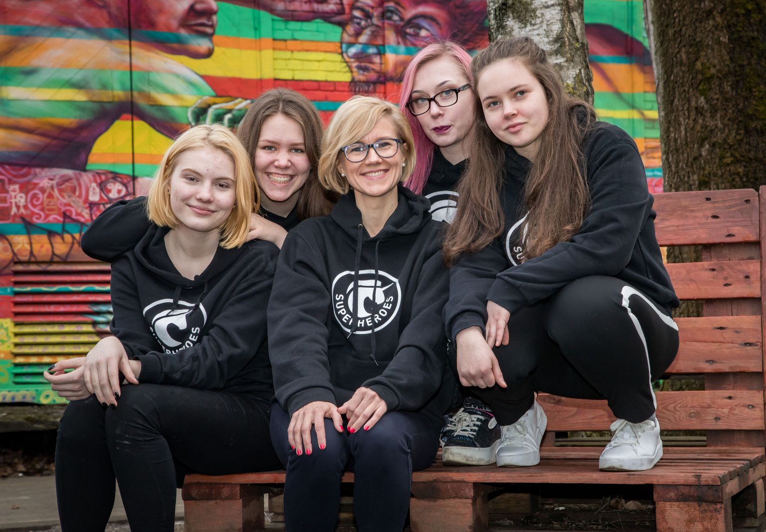 Eva-Kristiina Ponomarjov (keskel) oma superkangelastest tüdrukutega. Vasakult Triin Vaino, Laura-Liis Järvela, Silvaliis Karu ja Kretel-Erika Saan.
