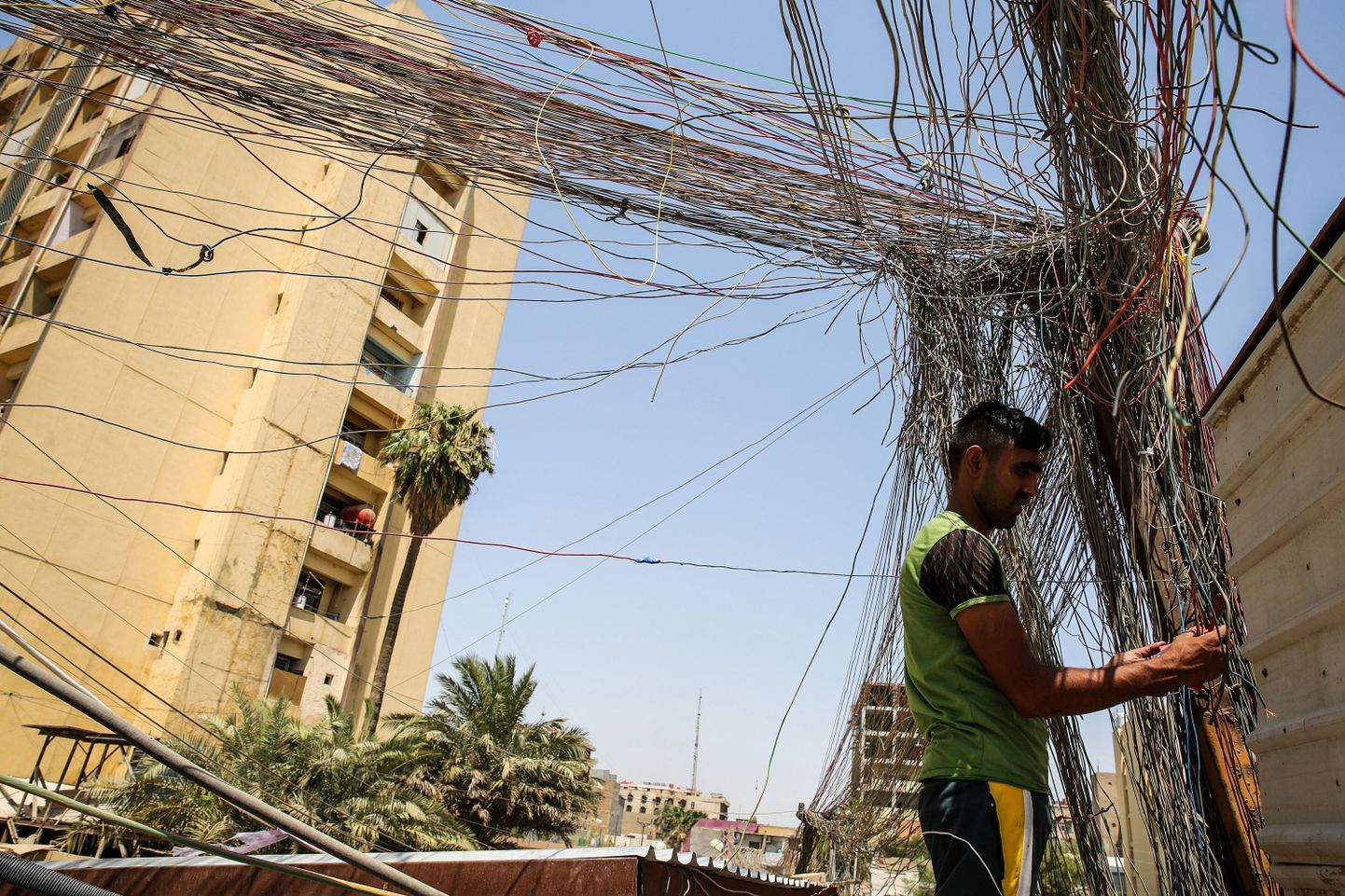 Iraagis on elektrikatkestused tavalised. Mees kontrollib elektrikaablite juhtmestikku pealinnas Bagdadis.