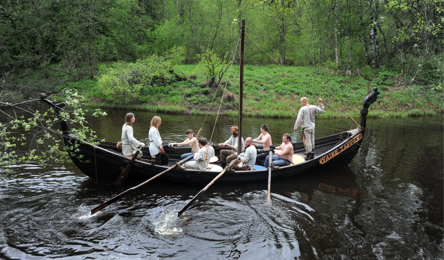 Строительством копий старинных кораблей в Эстонии занимаются многие энтузиасты. На фото: лодка Väike Tapper у ресторана Vikingite Küla.
