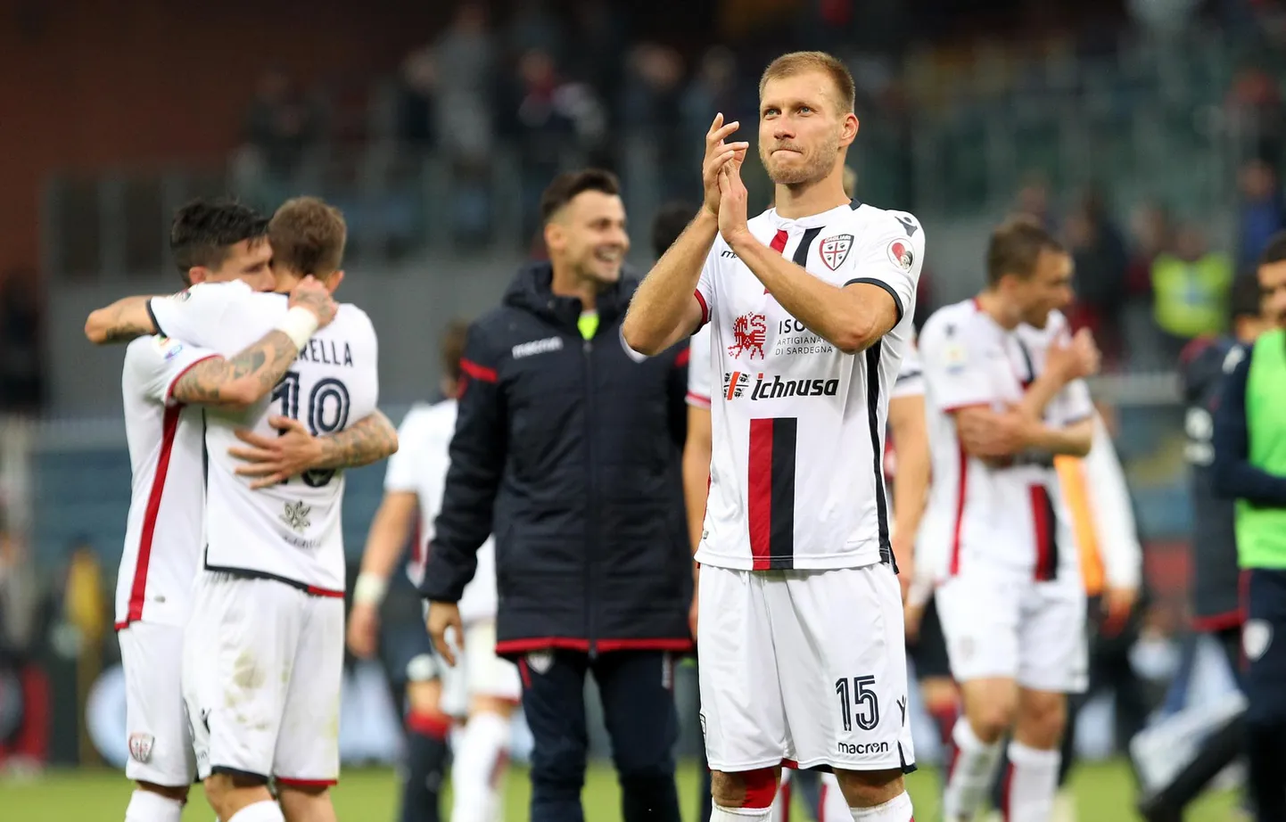 Üks Eesti parimaid jalgpallureid, Viljandi juurtega Ragnar Klavan võib vigastuserohkest hooajast hoolimata käsi kokku lüüa: tema koduklubi Cagliari Calcio tüüris Sardiina karikavõiduni. Itaalia kõrgliigas tuli hooaja kokkuvõttes 15. kohaga leppida.