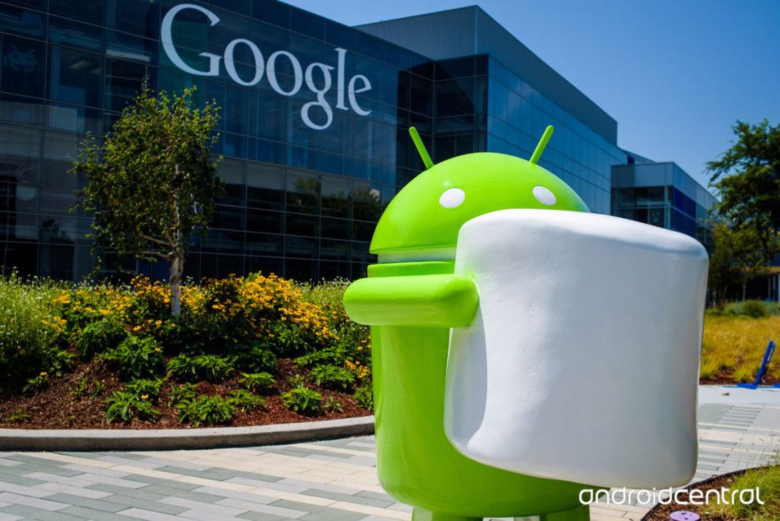 Google'i uusima Androidi-versiooni maskotiks on vahukommi kandev Androidi-mehike.