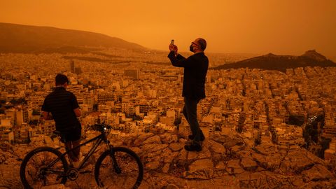 Греция погребена под апокалиптическим оранжевым облаком