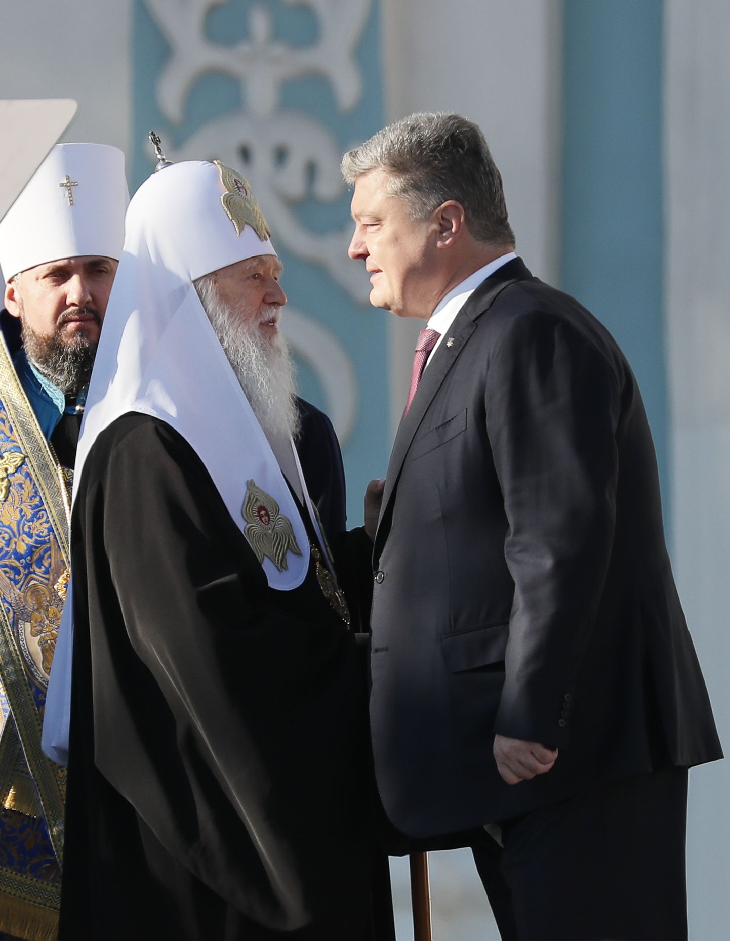Президент Украины Петр Порошенко приветствует патриарха Филарета.