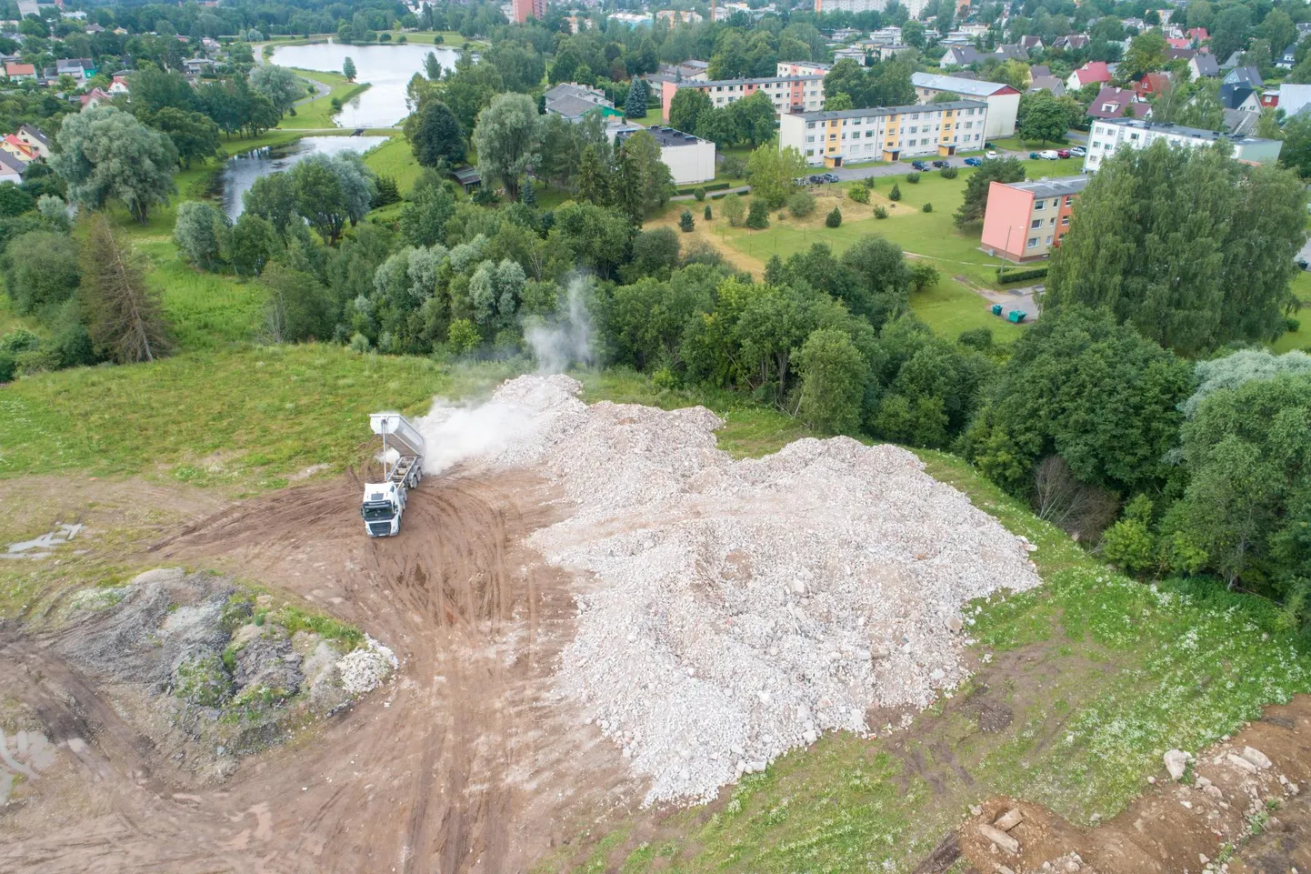 Parteimaja rusud veetakse Leola ja Kauge tänava vahelisele tühermaale, mis kuulub linnale.