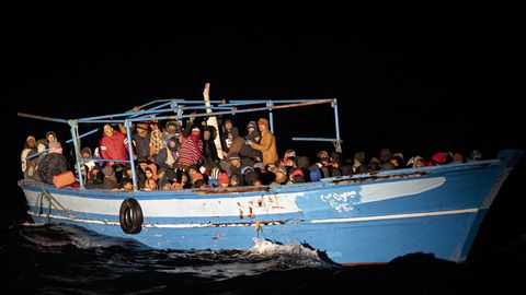 Itaalia alustas Lampedusa keskusest migrantide ümberpaigutamist