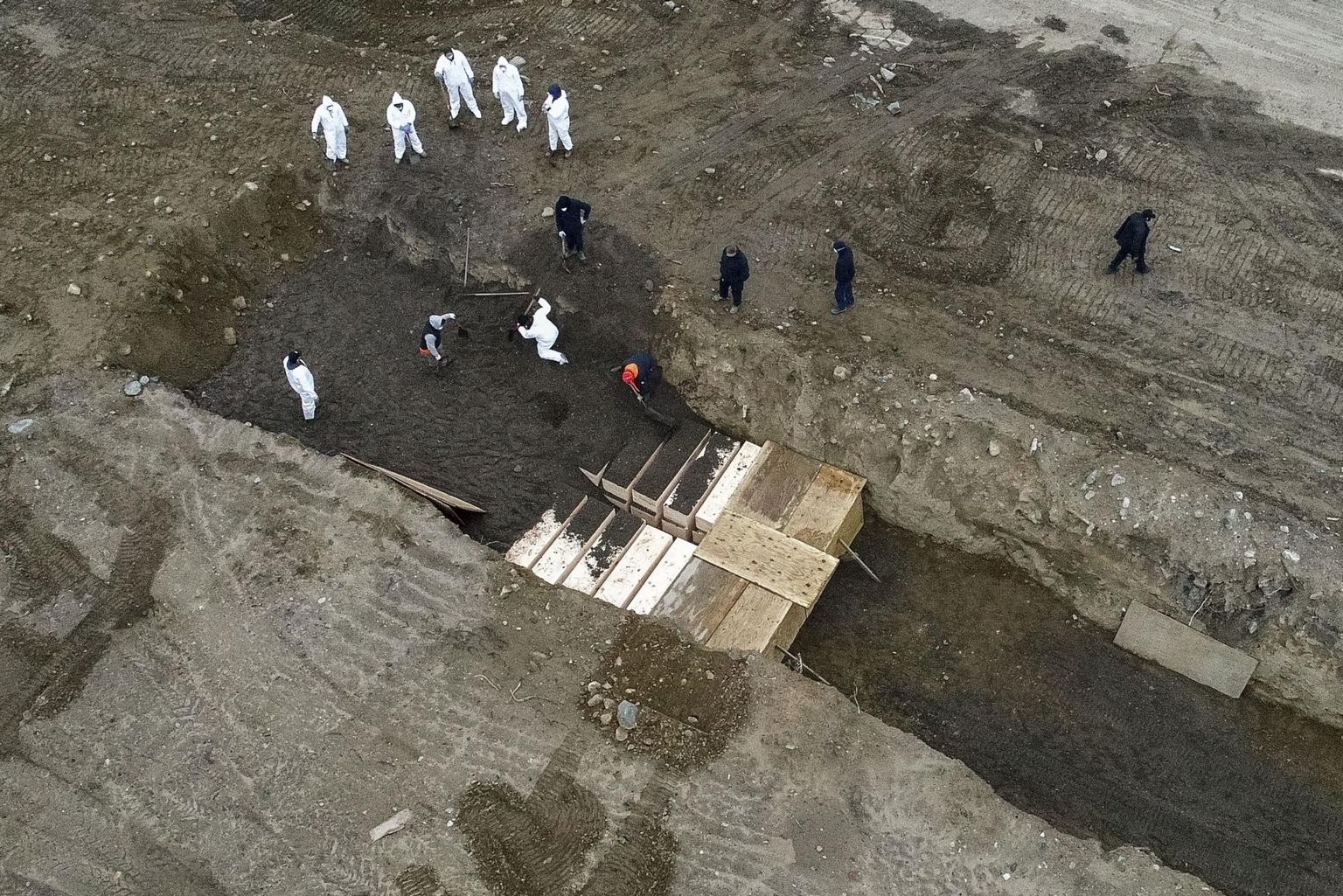 Massihaua kaevamine Covid-19 ohvritele New Yorgis Harti saarel. 