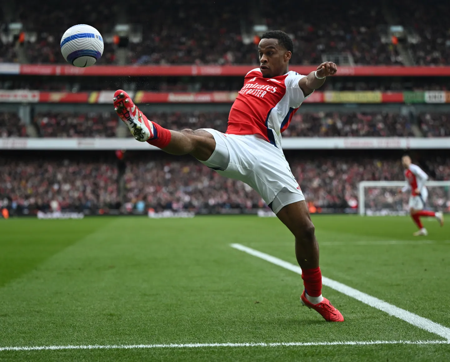 Futbolists Jurriens Timbers no "Arsenal" Anglijas Premjerlīgas futbola spēlā starp "Arsenal" un "Chelsea" Londonā, Lielbritānijā, 2025. gada 16. martā.