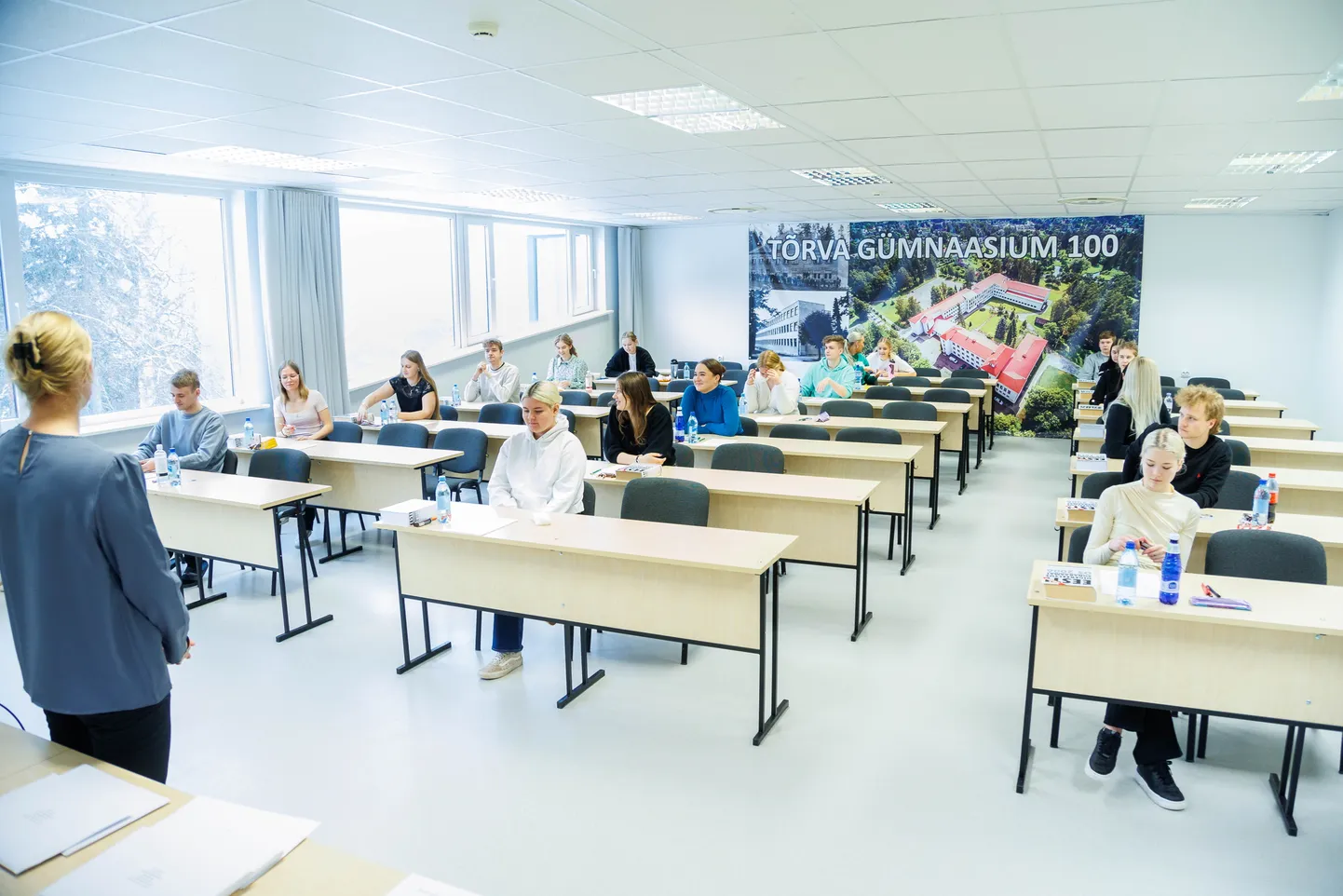 Tõrva gümnaasiumi abituriendid eesti keele riigieksamit tegemas.